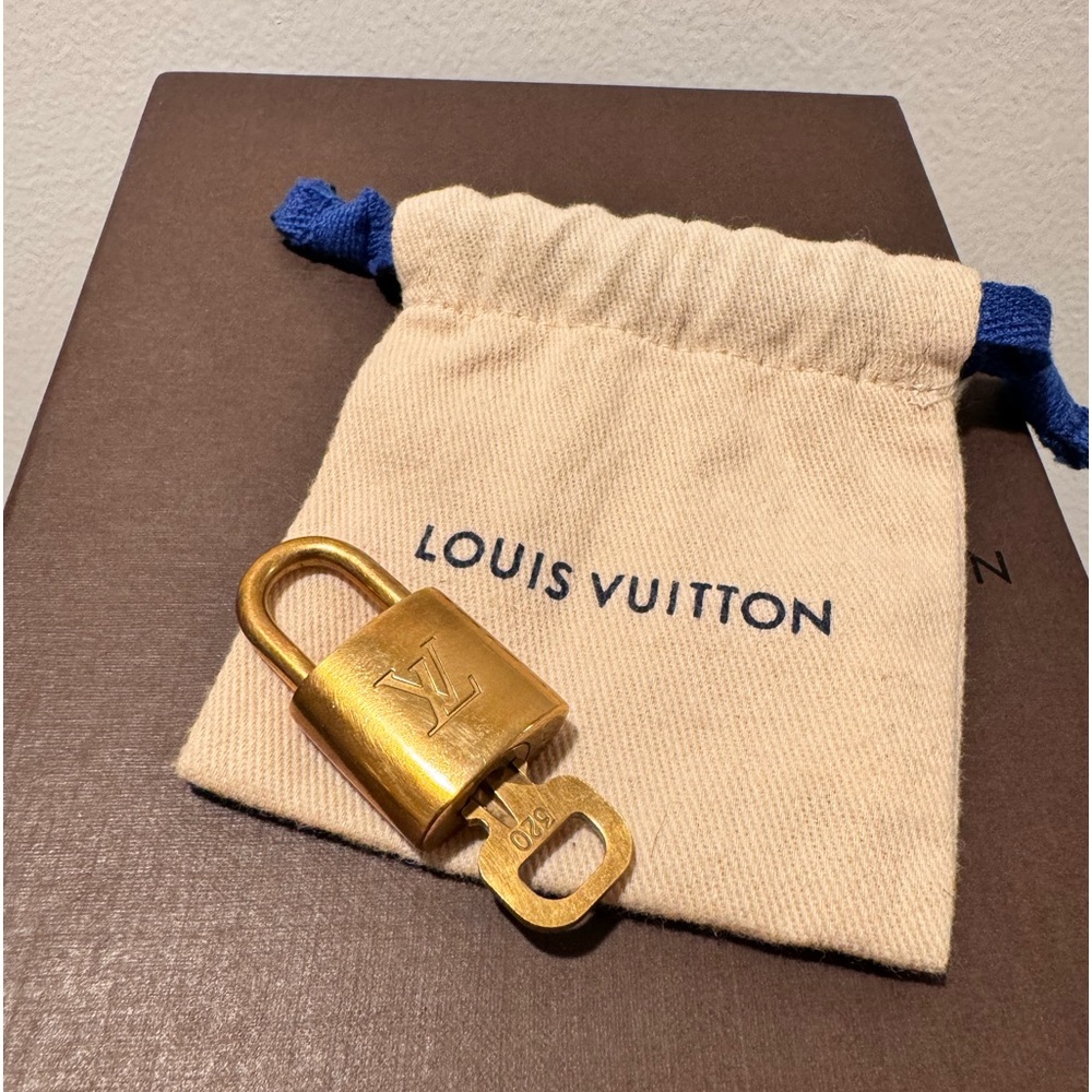 ❤️Louis Vuitton Lock & Key w/pouch❤️ - Picture 2 of 3